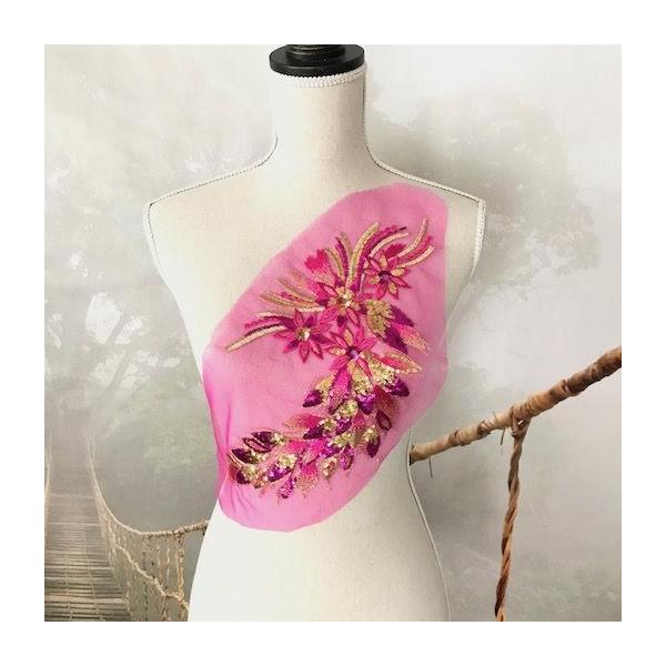 お花のスパンコールの刺繍チュールモチーフになります。新体操、社交ダンス、ウェディング、バトントワリング、レオタード、チアダンス、フィギュアスケート、バレエ、ドレス、ステージ衣装、ハンドメイド材料などにいかがでしょうか。サイズ：H39cm W...