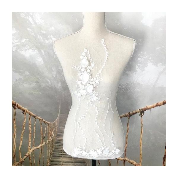 チュールに豪華なお花の刺繍を施したモチーフになります。お花がたくさんついていて3Dになっています。縫い付けるだけでワンポイントアクセントとして個性的な仕上がりになります。新体操、社交ダンス、バトントワリング、レオタード、ベリーダンス、フィギ...