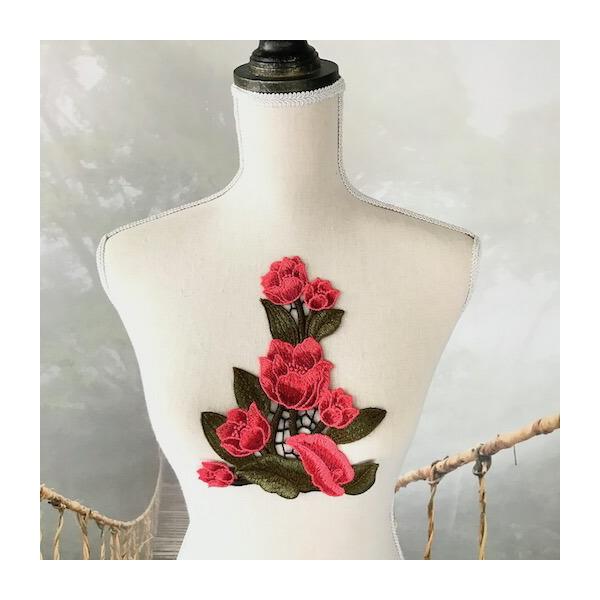 レッドカラーのバラのモチーフになります。ワンピース、新体操、社交ダンス、バトントワリング、レオタード、ベリーダンス、フィギュアスケート、バレエ衣装、ドレス、服飾、ステージ衣装、舞台衣装、ハンドメイド材料などにお使いいただけます。サイズ：H2...