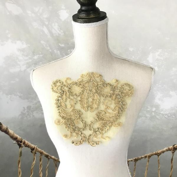 スパンコール付きの衣装用チュールモチーフです。ステージ衣装、コスチューム、新体操、社交ダンス、バトントワリング、レオタード、ベリーダンス、チアダンス、フィギュアスケート、バレエ、ドレスなどにおすすめです。サイズ：H20cm　W22cmカラー...