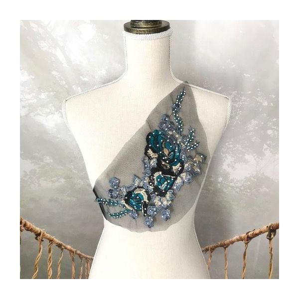 豪華な雰囲気のブルーのバラ模様のモチーフです。ラインストーン付きでとても高級感のある刺繍チュールのモチーフです。いろいろカットして自由デザインができます。社交ダンス、バトントワリング、レオタード、ベリーダンス、フィギュアスケート、バレエ、ド...