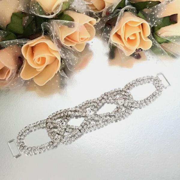 エレガントなクリアのアクリルンストーン付きモチーフになります。衣装をエレガントに華やかな雰囲気にしてくれます。ウェディングドレス、イブニングドレス、バレエ衣装、ドレス、ダンス衣装、バトントワリング、服飾、レオタード、ベリーダンス、フィギュア...