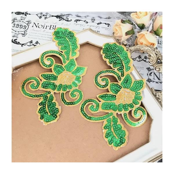 スパンコール付きのお花ワッペンモチーフです。シンプルなドレス、レオタード、アイススケート、チアダンス等の衣装、バトントワリング、フィギュアスケート、バレエ衣装、ステージ衣装、ハンドメイド材料などにお使いいただけます。※ アイロン接着or縫い...