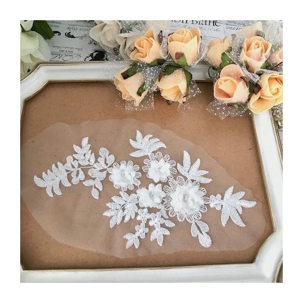 花付きの刺繍チュールモチーフになります。お花の部分は立体的になっています。ヘア飾り、新体操、社交ダンス、ウェディング、バトントワリング、レオタード、チアダンス、フィギュアスケート、バレエ、ドレス、ステージ衣装、ハンドメイド材料などにいかがで...