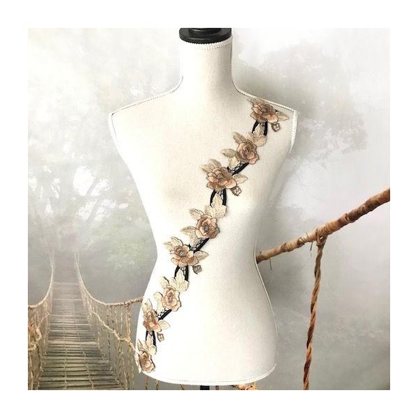 長めのゴールド刺繍入りのバラのモチーフです。切り離して自由なデザインができます。シンプルなドレス、社交ダンス、バトントワリング、レオタード、ベリーダンス、フィギュアスケート、バレエ、ステージ衣装、ハンドメイド材料などに使用するとお洒落感がワ...