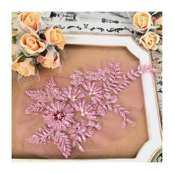 ビーズをたくさん施したお花の刺繍レースモチーフです。お花の部分もスパンコールとビーズ付きです。新体操、社交ダンス、バトントワリング、レオタード、ベリーダンス、フィギュアスケート、バレエ、ドレス、ステージ衣装、ハンドメイド材料などに使用すると...