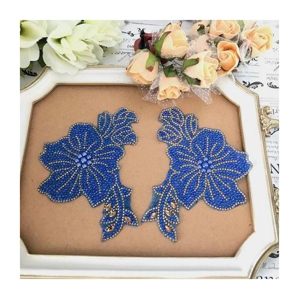 アイロン接着できるアクリルストーン付き花のモチーフになります。アイデア次第色々素敵な装飾になります。ドレス、社交ダンス、バトントワリング、レオタード、ベリーダンス、フィギュアスケート、バレエ、ステージ衣装、ハンドメイド材料などに使用するとお...