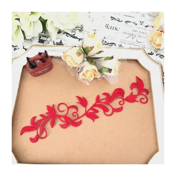 エレガントな花の刺繍ワッペンモチーフです。新体操、バレエなどのレオタード、バトントワリング 、ドレス、手作り作品、ステージ衣装に飾り付ける花柄のモチーフです。レオタードなどの好きな位置に、好きなデザインで貼り付けて、スパンコールとラインスト...