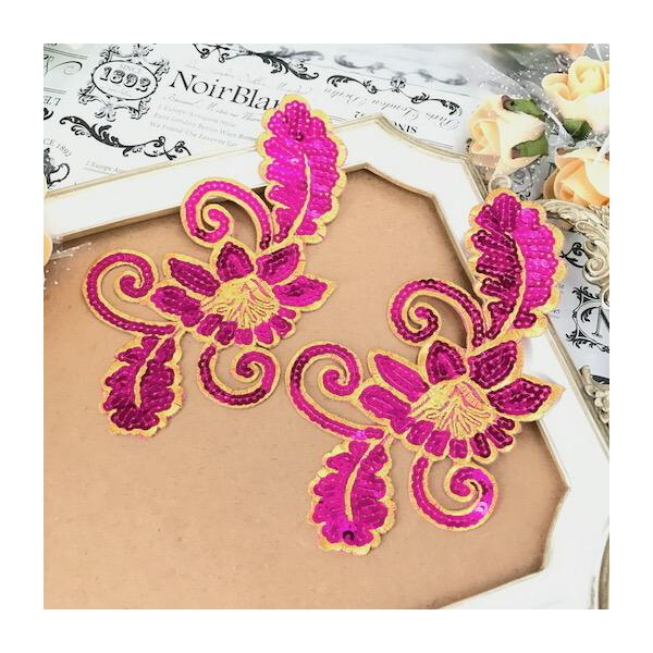 スパンコール付きのお花ワッペンモチーフです。シンプルなドレス、レオタード、アイススケート、チアダンス等の衣装、バトントワリング、フィギュアスケート、バレエ衣装、ステージ衣装、ハンドメイド材料などにお使いいただけます。※ アイロン接着or縫い...