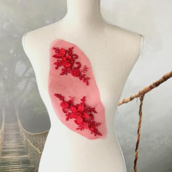 チュールにビーズと立体的な花を施した装飾用モチーフです。ワンピース、新体操、社交ダンス、バトントワリング、レオタード、ベリーダンス、フィギュアスケート、バレエ衣装、ドレス、服飾、ステージ衣装、舞台衣装、ハンドメイド材料などにお使いいただけま...