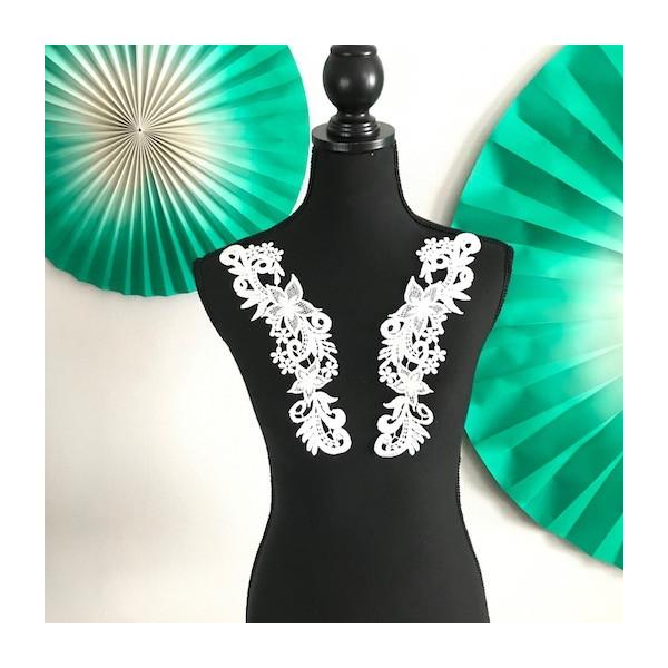 エレガントな花模様のモチーフレースセットになります。衣装、新体操、レオタード 、チアダンス、ドレス、ベリーダンス、お洋服や作品などに縫い付けるだけで個性的な仕上がりになります。サイズ：H28cm W7.5cmカラー：ホワイト※左右セット