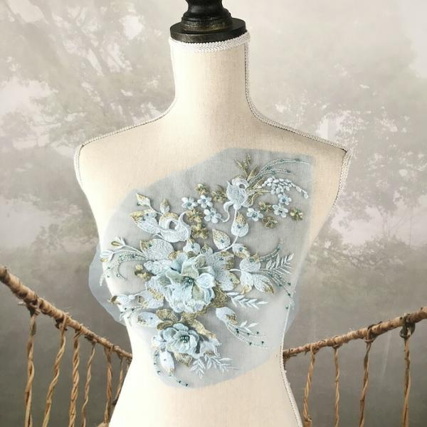 チュール生地がベースのビーズとストーン付きお花の刺繍モチーフになります。ワンピース、新体操、社交ダンス、バトントワリング、レオタード、ベリーダンス、フィギュアスケート、バレエ衣装、ドレス、服飾、ステージ衣装、舞台衣装、ハンドメイド材料などに...