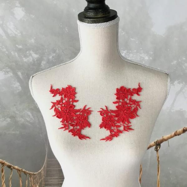 レッドの花模様のモチーフレースになります。新体操、社交ダンス、バトントワリング、レオタード、ベリーダンス、フィギュアスケート、バレエ衣装、ドレス、服飾、ステージ衣装、ハンドメイド材料などにお使いいただけます。サイズ：H18cm  W9cmカ...