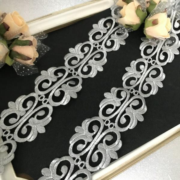 花模様のエレガントなシルバーの刺繍ワッペンモチーフブレードです。切り離してモチーフとしても使用ができます。新体操、バレエ、レオタード、バトントワリング 、ドレス、ステージ衣装などに飾り付けるモチーフです。レオタードなどの好きな位置に、好きな...