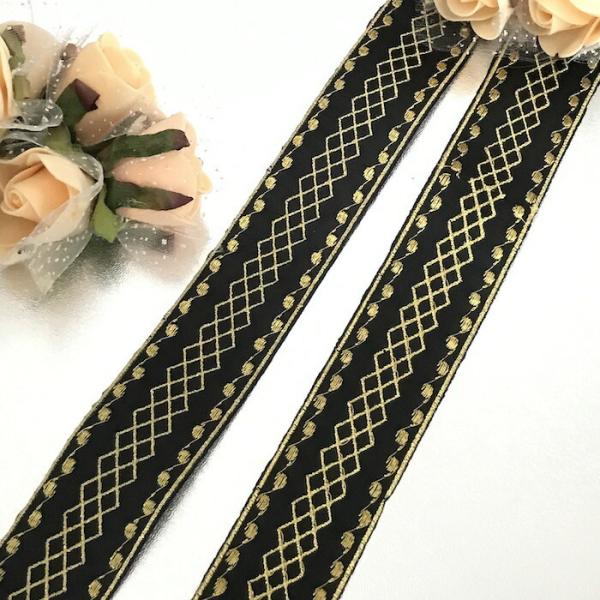 アイロン接着できるゴールドの刺繍入りモチーフブレードです。新体操、社交ダンス、バトントワリング、レオタード、ベリーダンス、フィギュアスケート、バレエ衣装、ドレス、服飾、ステージ衣装、ハンドメイド材料などにお使いいただけます。手縫いとアイロン...