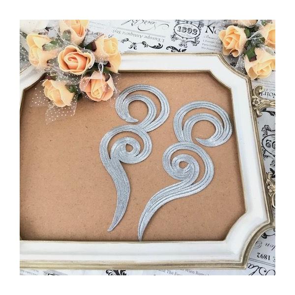 エレガントなシルバーの刺繍ワッペンモチーフセットです。新体操、バレエ、レオタード、バトントワリング 、ドレス、ステージ衣装などに飾り付けるモチーフです。レオタードなどの好きな位置に、好きなデザインで貼り付けて、スパンコールとラインストーンを...