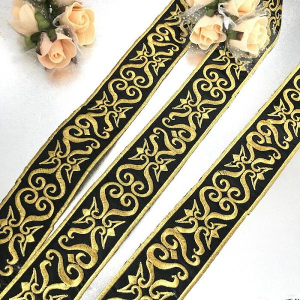 アイロン接着できるゴールドの刺繍入りモチーフブレードです。新体操、社交ダンス、バトントワリング、レオタード、ベリーダンス、フィギュアスケート、バレエ衣装、ドレス、服飾、ステージ衣装、ハンドメイド材料などにお使いいただけます。手縫いとアイロン...