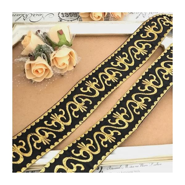 アイロン接着できるゴールドの刺繍入りモチーフブレードです。新体操、バレエ衣装、レオタード、バトントワリング 、舞台衣装、ステージ衣装などに飾り付けるブレードです。手縫いとアイロンで貼り付けることもできます。サイズ：W5cmカラー：ゴールド長...