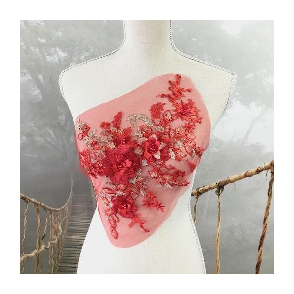 チュールにステキなお花とラメ入り刺繍を施したモチーフになります。お花の部分はパール付きで立体的になっています。新体操、社交ダンス、バトントワリング、レオタード、ベリーダンス、フィギュアスケート、バレエ衣装、ドレス、服飾、ステージ衣装、ハンド...