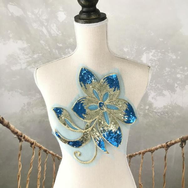 お花のスパンコール付き刺繍チュールのモチーフです。新体操、社交ダンス、バトントワリング、レオタード、ベリーダンス、フィギュアスケート、バレエ衣装、ドレス、服飾、ステージ衣装、舞台衣装、ハンドメイド材料などにお使いいただけます。サイズ：H30...