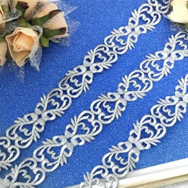 エレガントなシルバーの刺繍ワッペンモチーフブレードです。切り離してモチーフとしても使用ができます。新体操、バレエ、レオタード、バトントワリング 、ドレス、ステージ衣装などに飾り付けるモチーフです。レオタードなどの好きな位置に、好きなデザイン...