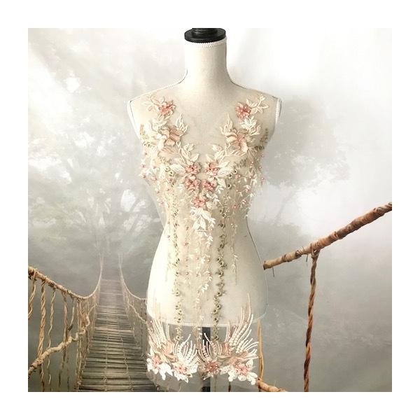 ビーズとラインストーン付きでとても高級感のある花模様の刺繍チュールモチーフです。いろいろカットして自由デザインができます。社交ダンス、バトントワリング、レオタード、ベリーダンス、フィギュアスケート、バレエ、ドレス、ステージ衣装手作り材料など...