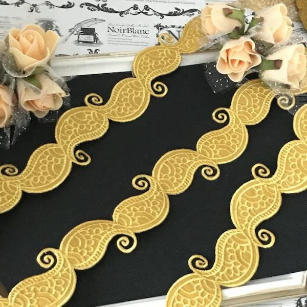 エレガントなゴールドの刺繍ワッペンモチーフブレードです。切り離してモチーフとしても使用ができます。新体操、社交ダンス、バトントワリング、レオタード、ベリーダンス、フィギュアスケート、バレエ、ドレス、ステージ衣装、ハンドメイド材料などにお使い...