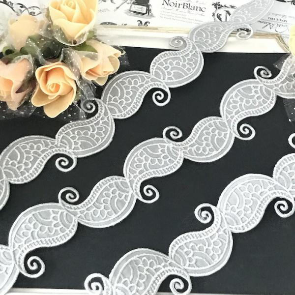 花模様のエレガントなシルバーの刺繍ワッペンモチーフブレードです。切り離してモチーフとしても使用ができます。新体操、バレエ、レオタード、バトントワリング 、ドレス、ステージ衣装などに飾り付けるモチーフです。レオタードなどの好きな位置に、好きな...