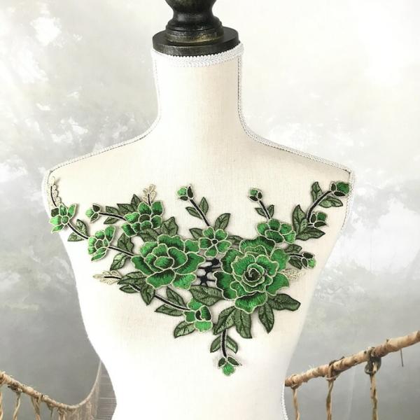 バラ模様の刺繍モチーフになります。 お花は立体的になっています。コスチューム、新体操、社交ダンス、バトントワリング、レオタード、ベリーダンス、フィギュアスケート、バレエ衣装、ドレス、服飾、ステージ衣装、舞台衣装、ワンピース、ハンドメイド材料...