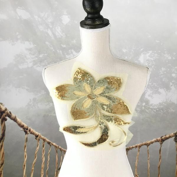 お花のスパンコール付き刺繍チュールのモチーフです。新体操、社交ダンス、バトントワリング、レオタード、ベリーダンス、フィギュアスケート、バレエ衣装、ドレス、服飾、ステージ衣装、舞台衣装、ハンドメイド材料などにお使いいただけます。サイズ：H30...