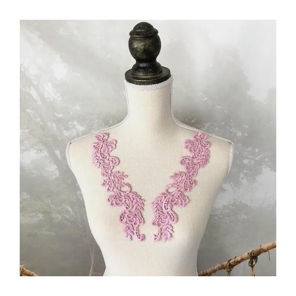 素敵なライトパープルのお花刺繍レースモチーフになります。ワンピース、新体操、社交ダンス、バトントワリング、レオタード、チアダンス、フィギュアスケート、バレエ、ステージ衣装、ハンドメイド材料などにお使いいただけます。サイズ：H25cm W6c...