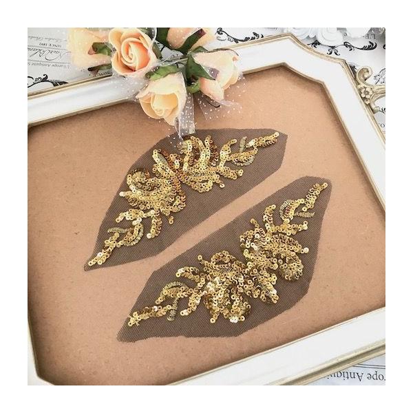 チュールに豪華なスパンコールの花を施したモチーフセットになります。シンプルな衣装に縫い付けるだけでワンポイントアクセントとして個性的な仕上がりになります。新体操、社交ダンス、バトントワリング、レオタード、ベリーダンス、フィギュアスケート、バ...