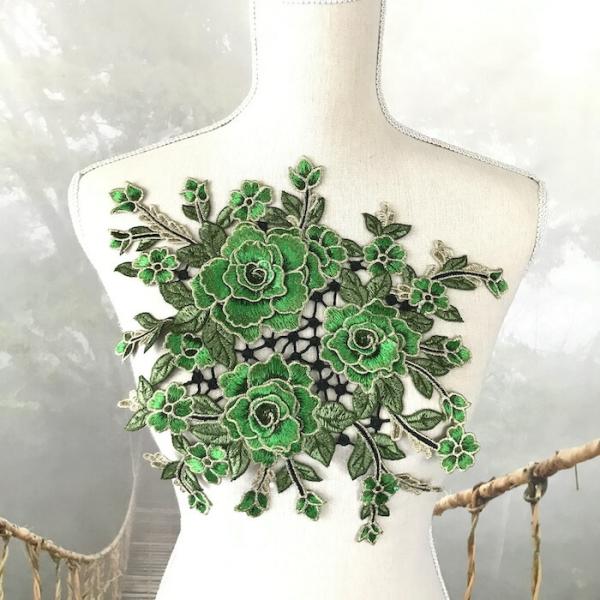 バラ模様の刺繍モチーフになります。 お花は立体的になっています。コスチューム、新体操、社交ダンス、バトントワリング、レオタード、ベリーダンス、フィギュアスケート、バレエ衣装、ドレス、服飾、ステージ衣装、舞台衣装、ワンピース、ハンドメイド材料...