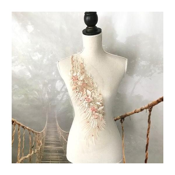 ビーズとラインストーン付きでとても高級感のある花模様の刺繍チュールモチーフです。いろいろカットして自由デザインができます。社交ダンス、バトントワリング、レオタード、ベリーダンス、フィギュアスケート、バレエ、ドレス、ステージ衣装手作り材料など...