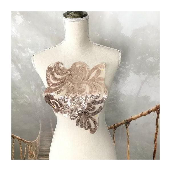 大きいスパンコール付きの衣装用伸縮性のモチーフ♪伸びますので、ステージ衣装、コスチューム、新体操、社交ダンス、バトントワリング、レオタード、ベリーダンス、チアダンス、フィギュアスケート、バレエ、ドレスなどにおすすめです。サイズ：H32cm　...