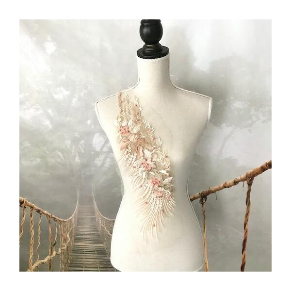 ビーズとラインストーン付きでとても高級感のある花模様の刺繍チュールモチーフです。いろいろカットして自由デザインができます。社交ダンス、バトントワリング、レオタード、ベリーダンス、フィギュアスケート、バレエ、ドレス、ステージ衣装手作り材料など...