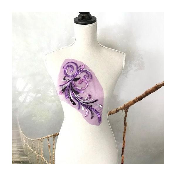 キラキラ柄模様のスパンコール付きのとても豪華な刺繍チュールモチーフです。社交ダンス、バトントワリング、レオタード、ベリーダンス、フィギュアスケート、バレエ、ドレス、ステージ衣装、ハンドメイド材料などに使用するとお洒落感がワンランクアップしま...