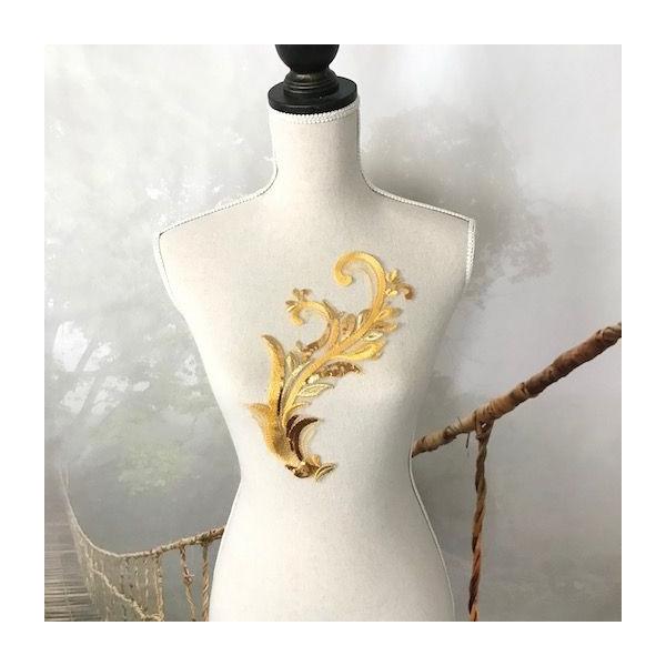 キラキラ柄模様のスパンコール付きのとても豪華な刺繍チュールモチーフです。社交ダンス、バトントワリング、レオタード、ベリーダンス、フィギュアスケート、バレエ、ドレス、ステージ衣装、ハンドメイド材料などに使用するとお洒落感がワンランクアップしま...