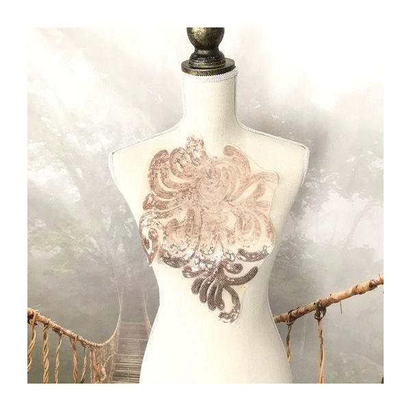 大きいスパンコール付きの衣装用伸縮性のモチーフになります。伸びますので、ステージ衣装、コスチューム、新体操、社交ダンス、バトントワリング、レオタード、ベリーダンス、チアダンス、フィギュアスケート、バレエ、ドレスなどにおすすめです。サイズ：H...