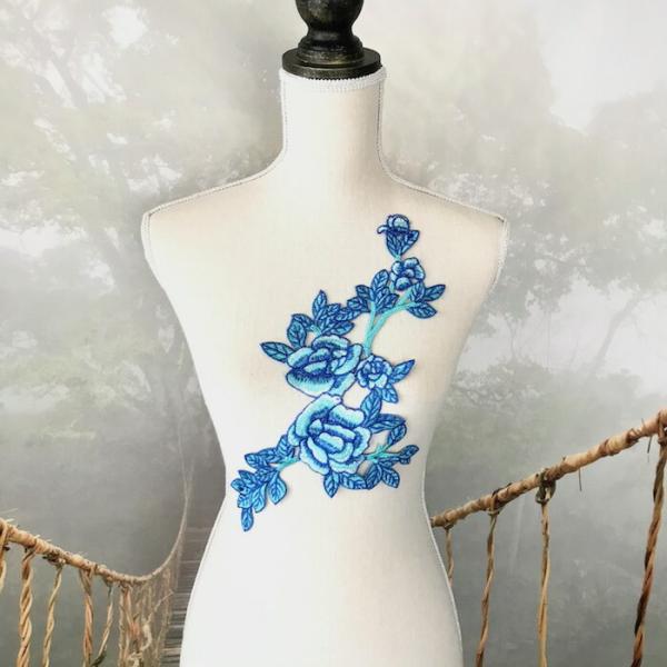 ブルー系の刺繍入りバラのモチーフになります。ワンピース、新体操、社交ダンス、バトントワリング、レオタード、ベリーダンス、フィギュアスケート、バレエ衣装、ドレス、服飾、ステージ衣装、舞台衣装、ハンドメイド材料などにお使いいただけます。サイズ：...