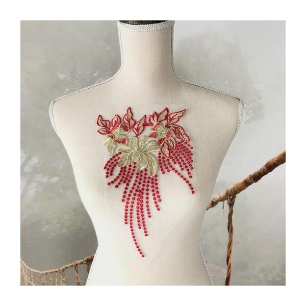 お花模様の刺繍モチーフになります。新体操、社交ダンス、バトントワリング、レオタード、ベリーダンス、フィギュアスケート、バレエ衣装、ドレス、服飾、ステージ衣装、ハンドメイド材料などにお使いいただけます。サイズ：H28cm W15cmカラー：レ...