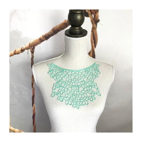 ミントグリーンカラーのお花の襟モチーフになります。シンプルなドレスに飾ると個性的な雰囲気になります。ワンピース、新体操、社交ダンス、バトントワリング、レオタード、チアダンス、フィギュアスケート、バレエ、ステージ衣装、ハンドメイド材料などにい...