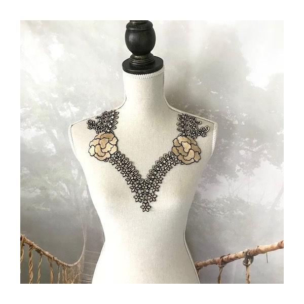 美しいバラの刺繍を施した衿モチーフになります。切り取って自由にデザイン加工できます。新体操、社交ダンス、バトントワリング、レオタード、ベリーダンス、フィギュアスケート、バレエ、ドレス、ステージ衣装、ハンドメイド材料などにいかがでしょうか。サ...