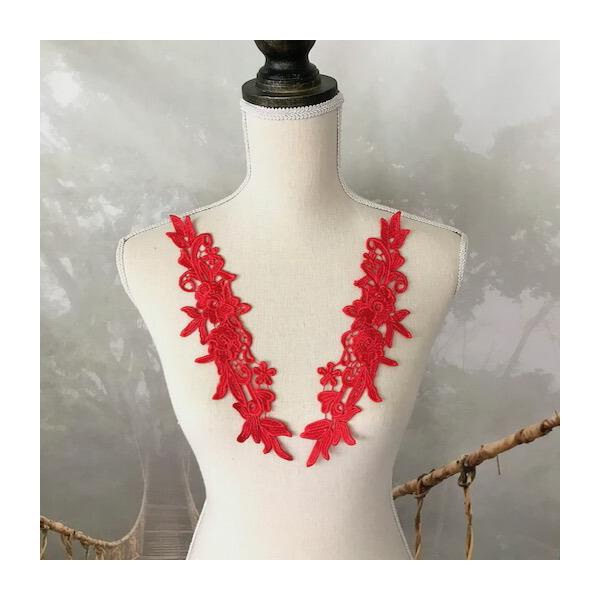 レッドのバラ柄のモチーフレースセットになります。新体操、社交ダンス、バトントワリング、レオタード、ベリーダンス、フィギュアスケート、バレエ衣装、ドレス、ステージ衣装、ハンドメイド材料などにお使いいただけます。サイズ：H28cm  W7cmカ...