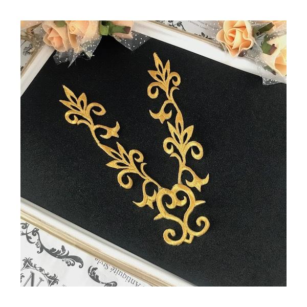 エレガントなスモールサイズのゴールドのネックライン形のワッペンモチーフです。新体操、バレエ、レオタード、バトントワリング 、ドレス、ステージ衣装などに飾り付けるモチーフです。レオタードなどの好きな位置に、好きなデザインで貼り付けて、スパンコ...