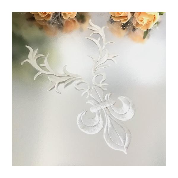 エレガントなホワイトのネックライン形のワッペンモチーフです。新体操、バレエ衣装、レオタード、バトントワリング 、服飾、ステージ衣装などに飾り付けるモチーフです。レオタードなどの好きな位置に、好きなデザインで貼り付けて、スパンコールとラインス...