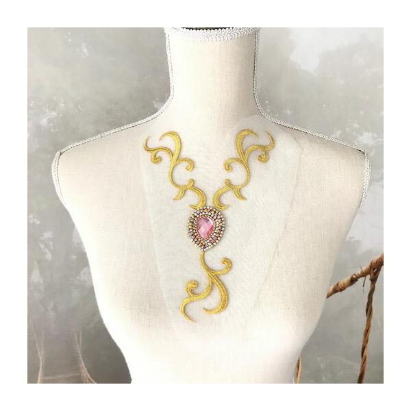 ストーンが美しいゴールドのネックラインモチーフです。新体操、社交ダンス、バトントワリング、レオタード、ベリーダンス、フィギュアスケート、バレエ衣装、ドレス、服飾、ステージ衣装、手作り制作などにお使いいただけます。サイズ：H21cm W15c...