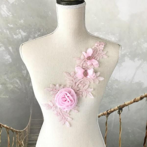 花柄のとてもエレガントなストーン付きの刺繍チュールモチーフです。コスチューム、新体操、社交ダンス、バトントワリング、レオタード、ベリーダンス、フィギュアスケート、バレエ衣装、ドレス、服飾、ステージ衣装、舞台衣装、ワンピース、ハンドメイド材料...