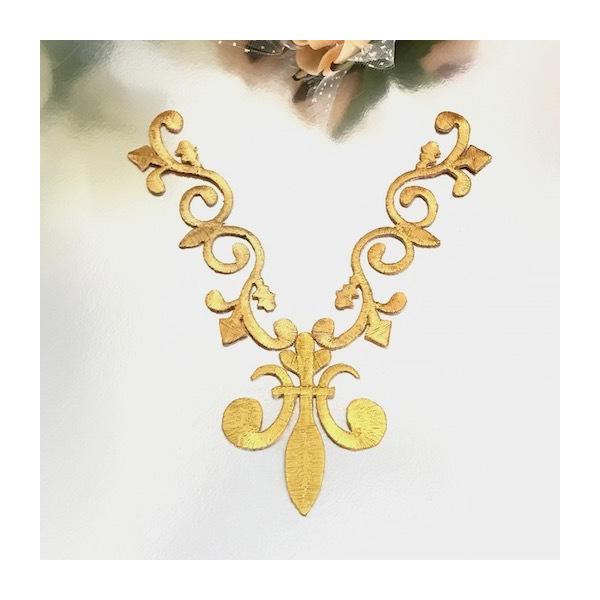 アイロン接着できるゴールドのネックライン形のワッペンモチーフになります。新体操、社交ダンス、バトントワリング、レオタード、ベリーダンス、フィギュアスケート、バレエ衣装、服飾、ステージ衣装、手作り制作などにお使いいただけます。アイロン接着or...