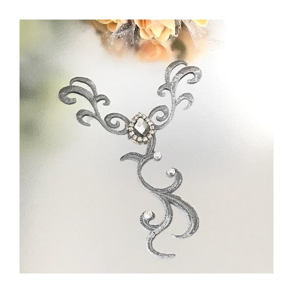 アイロン接着できるシルバーのラインストーン付き刺繍ワッペンモチーフになります。新体操、社交ダンス、バトントワリング、レオタード、ベリーダンス、フィギュアスケート、バレエ衣装、ドレス、ステージ衣装、ハンドメイド材料などにお使いいただけます。ア...